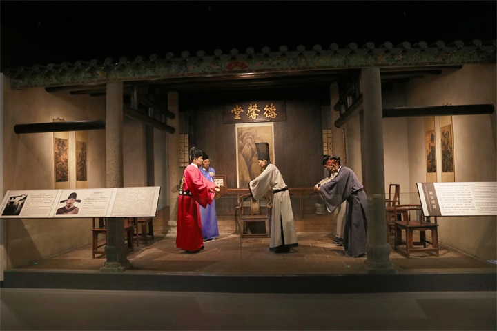 雕塑博物館裝修的展示柜應(yīng)如何設(shè)計以便于觀賞和保護雕塑？